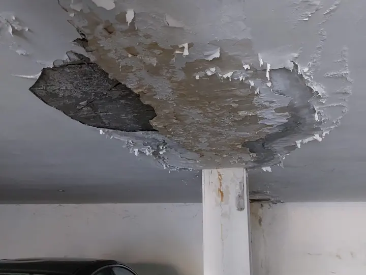 תקרת חניון מתקלפת מחדירת מים
