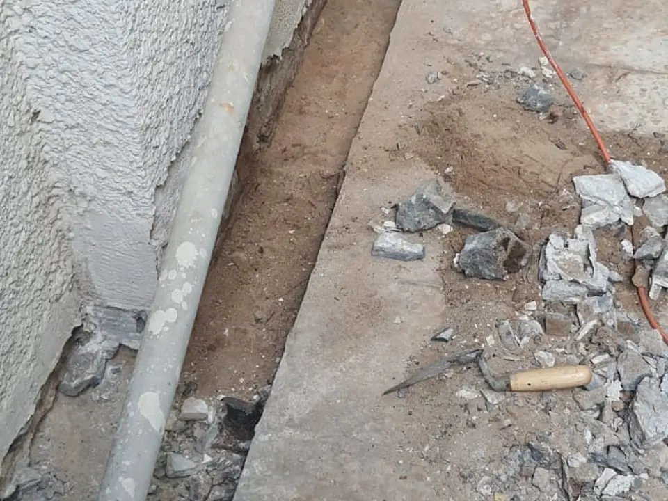 חשיפת צנרת לאיתור מקור הנזילה