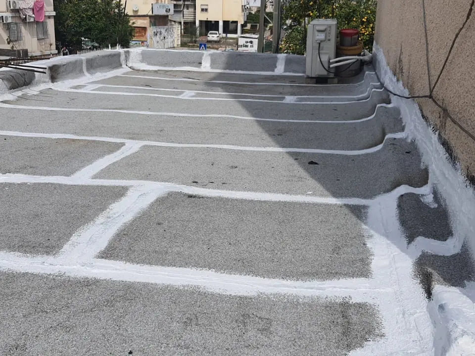 גג שטוח אחרי איטום עם תפרים אטומים