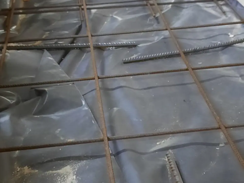 יריעות ביטומניות מונחות על גג לפני שכבת הגנה